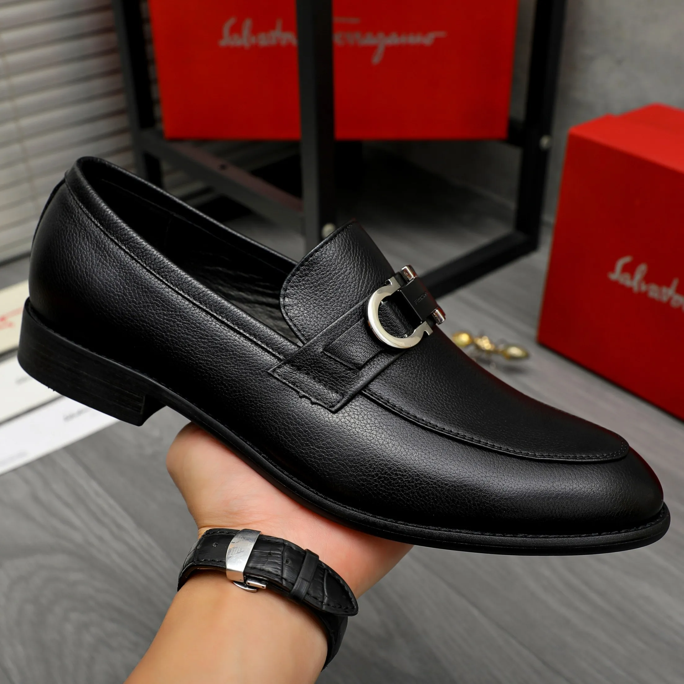 Men's shoes 💰420 Product trademark: Ferragamo " Ferragamo ] Business slip-on leather shoes Regular size: 39-45 (38.46 custom-made, non-refundable) Product materials: Selected high-quality pebbled cowhide upper, sheepskin lining, original rubber outsole